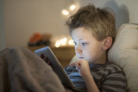 الأجهزة الإلكترونية تغزو حياة أطفالنا